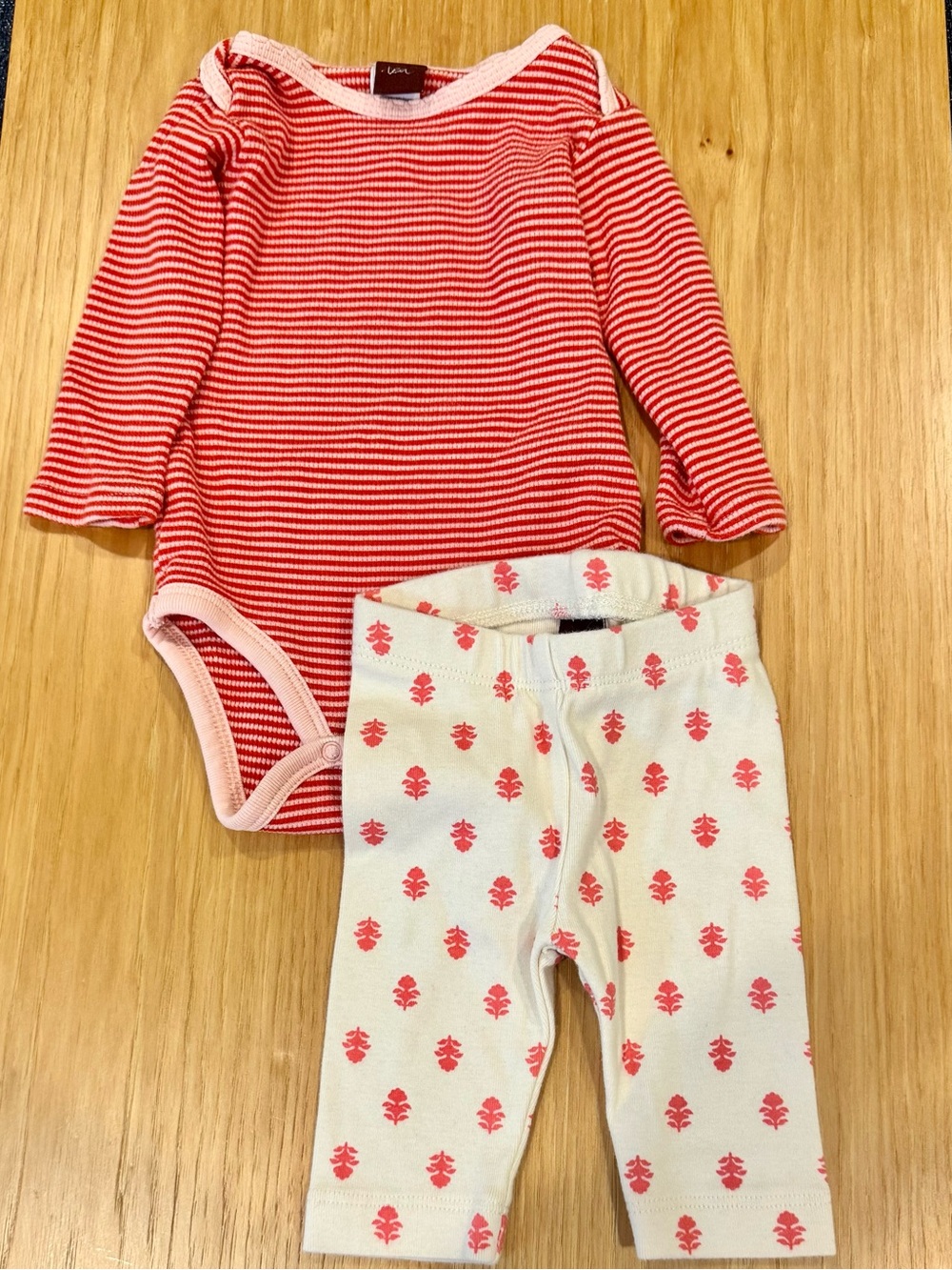 Tea Collection Cotton Bodysuit onesie with Cream Pants (3-6m)